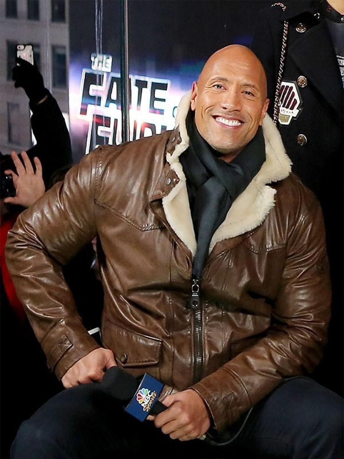 Стили джонсон. Дуэйн Джонсон. Dwayne Johnson 2017. Дуэйн Джонсон в пальто. Дуэйн Джонсон в куртке.